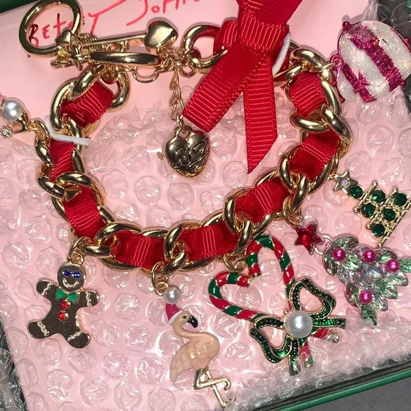 🔥 LIMITED TIME OFFER🆕- Betsey Johnson Red and Gold Holiday Charm Bracelet - Picture 4 of 7